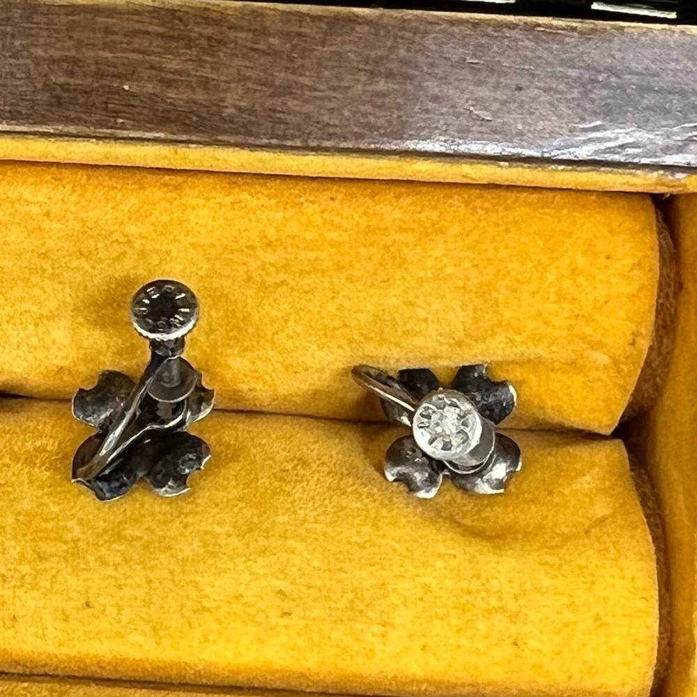 Vintage Real Stainless earrings |Screw Back| Flower πΈ Shape earrings - Picture 3 of 7